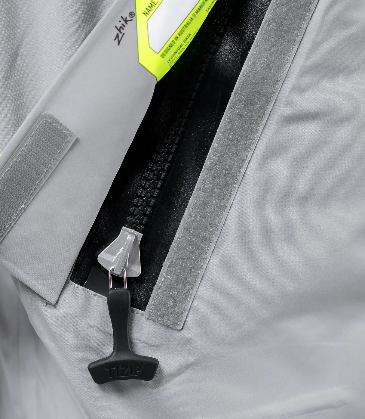 ZHIK ADULT FRONT ZIP SUHA OBLEKA – VRHUNSKA ZAŠČITA ZA HLADNE MORSKE POGOJE