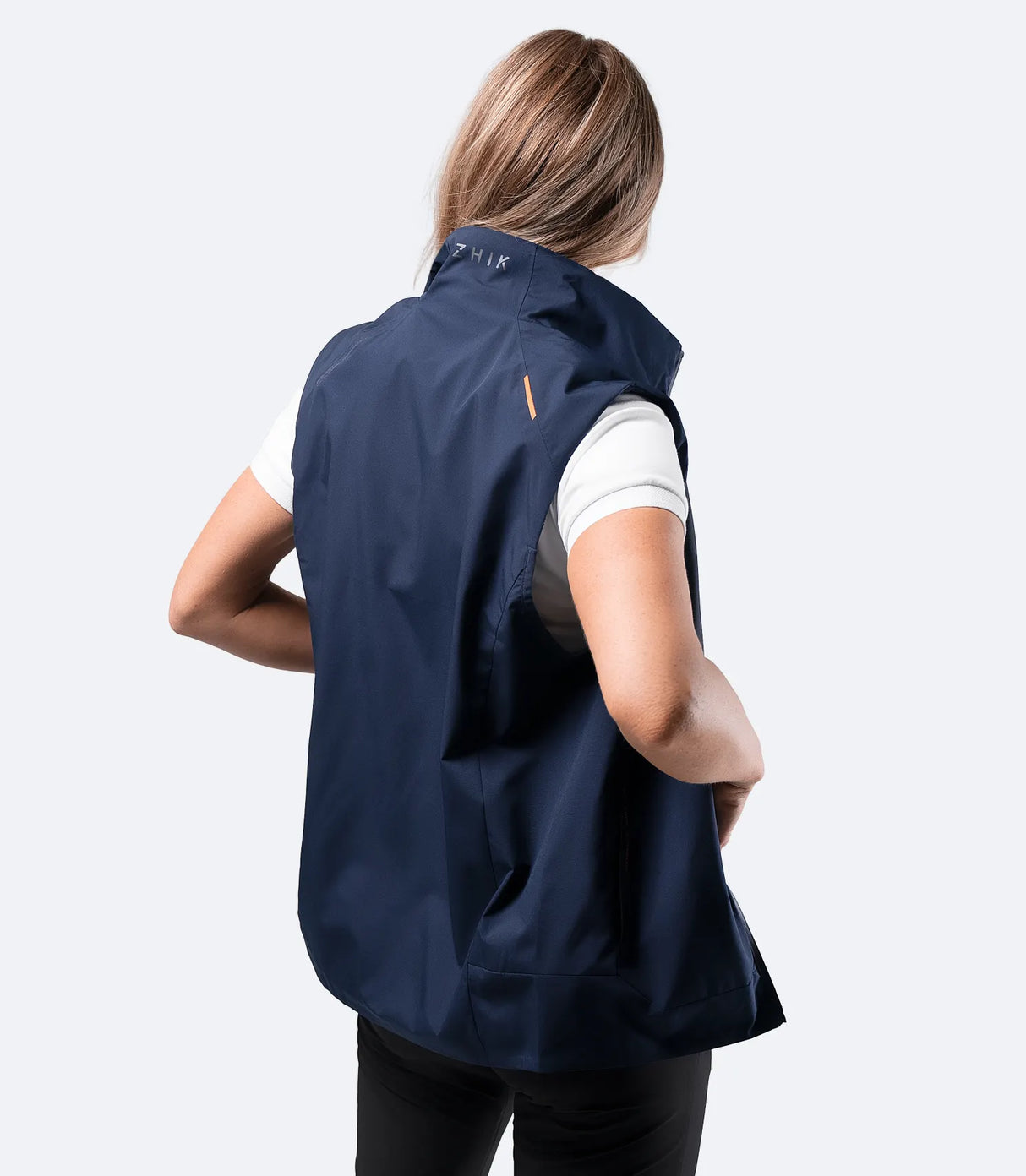 ZHIK INS100™ VODOODBOJEN BREZROKAVNIK – LAHEK, TOPEL IN STILSKI ZA VODO IN KOPNO