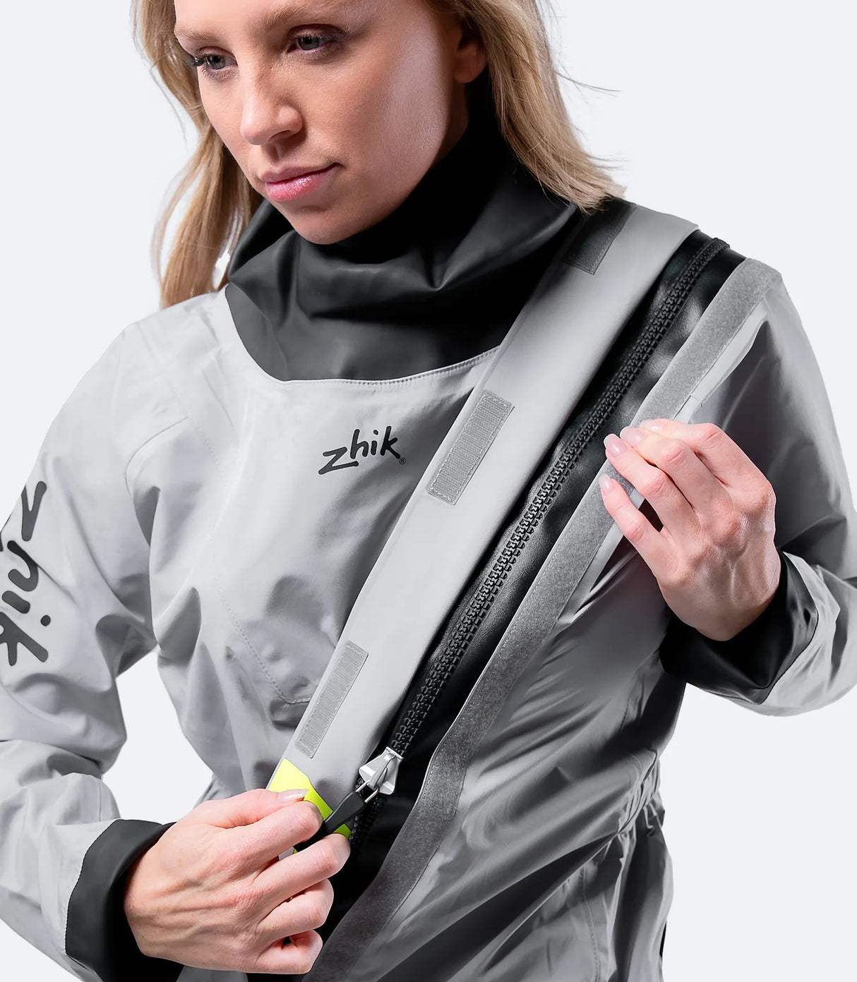 ZHIK ADULT FRONT ZIP SUHA OBLEKA – VRHUNSKA ZAŠČITA ZA HLADNE MORSKE POGOJE